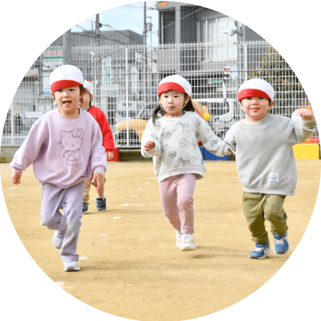 広々とした園庭の写真